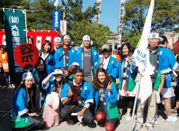 大垣城西広場で集合写真